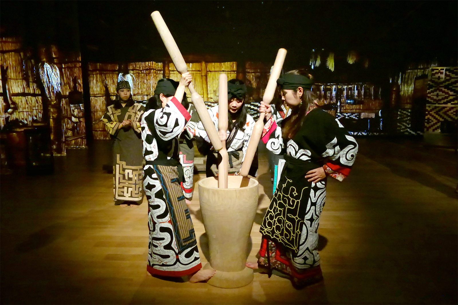 ウポポイのプログラム　アイヌ伝統芸能上演をする女性
