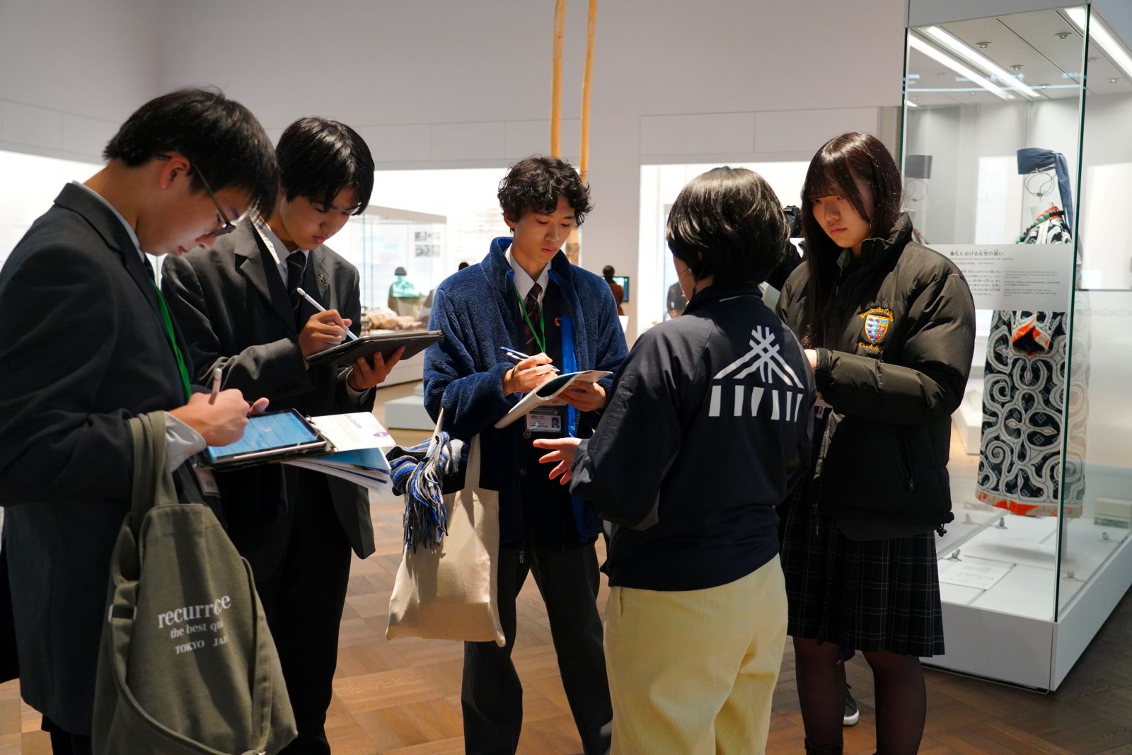 学生が博物館職員と話している