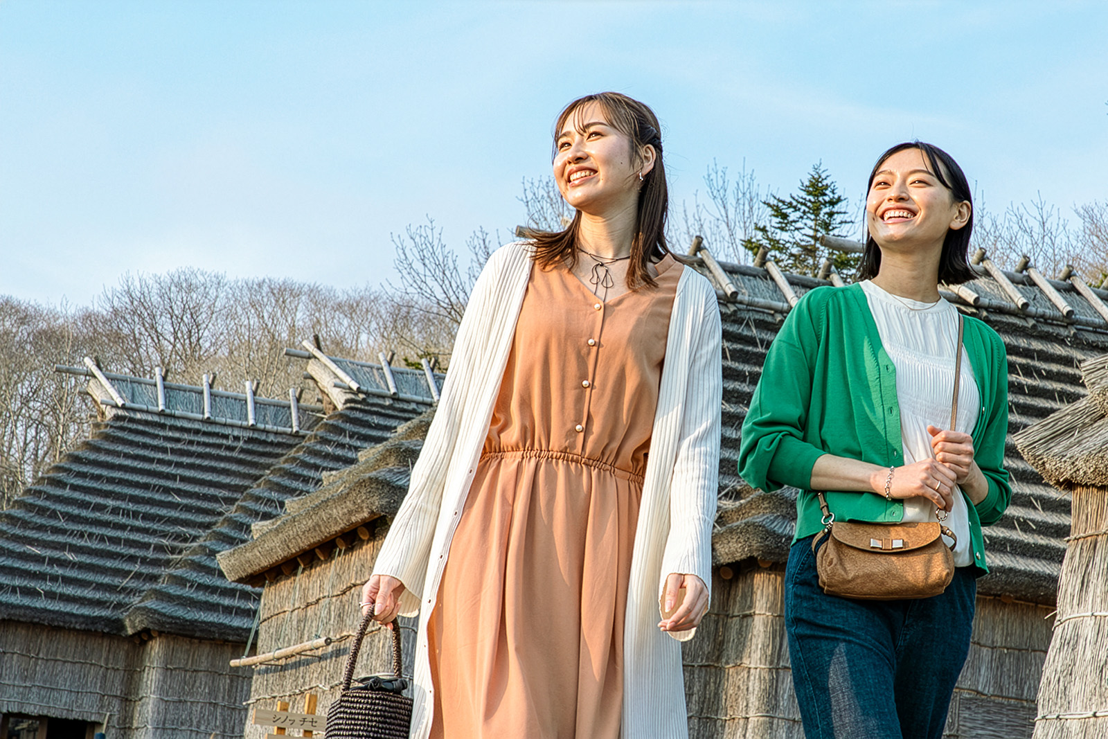 ウポポイ園内を歩く女性2名